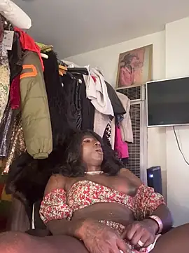 Snapshot of Motherbigbus chatting on 04.15.26 Motherbigbus online show from 04.15.26