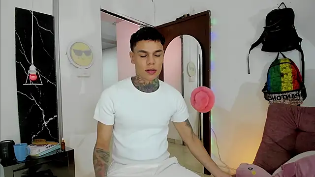 Snapshot of xavier-blake chatting on 11.15.25 xavier-blake online show from 11.15.25