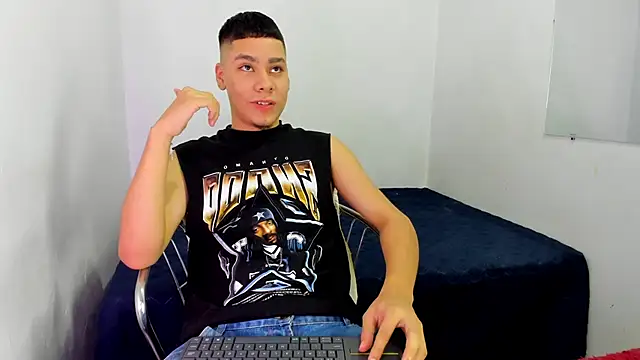 Snapshot of Lucastorrez01 chatting on 05.10.26 Lucastorrez01 online show from 05.10.26