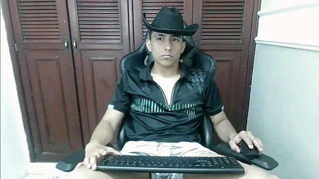 Snapshot of dannyt_hot chatting on 11.18.25 dannyt hot online show from 11.18.25