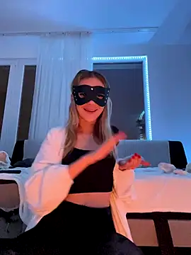 lunababy77 online show from 12.18.25