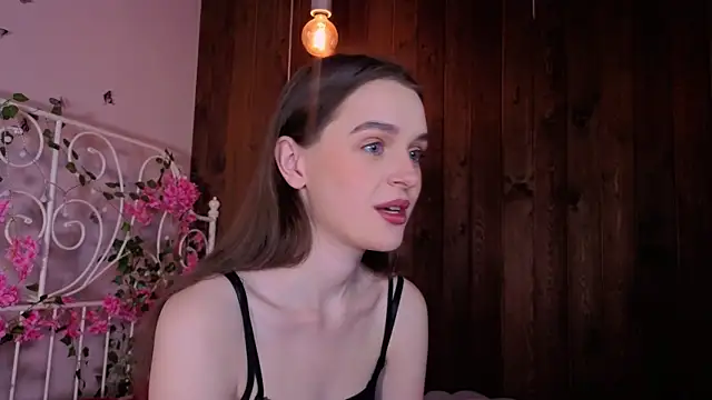 Snapshot of CathrineBinnie chatting on 11.25.25 CathrineBinnie online show from 11.25.25