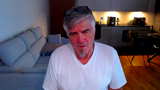 Buidapest online show from 03.25.26