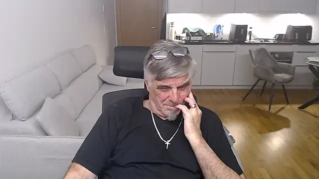 Buidapest online show from 04.08.26