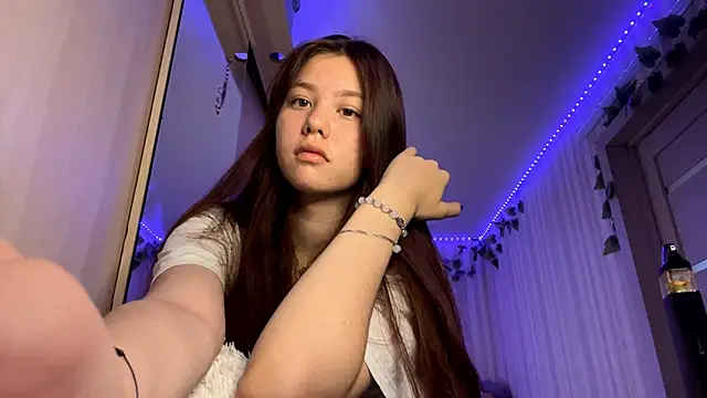 Snapshot of CutieSlim chatting on 11.18.25 CutieSlim online show from 11.18.25