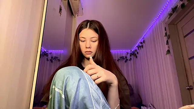 Snapshot of CutieSlim chatting on 12.19.25 CutieSlim online show from 12.19.25