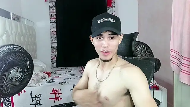 Snapshot of MischievousDuo chatting on 12.03.25 MischievousDuo online show from 12.03.25