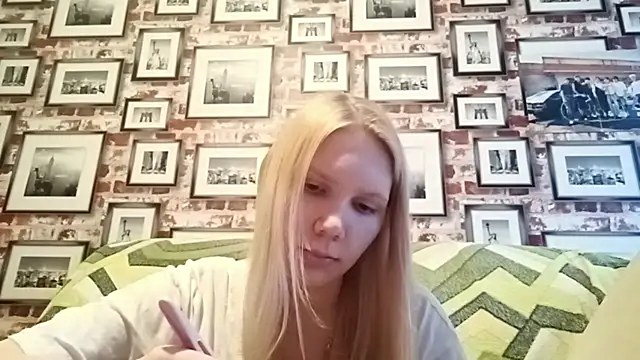 Snapshot of EvieBaggette chatting on 11.20.25 EvieBaggette online show from 11.20.25
