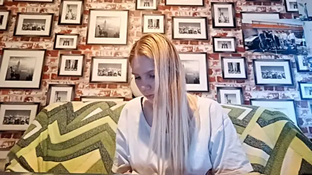 Snapshot of EvieBaggette chatting on 11.24.25 EvieBaggette online show from 11.24.25