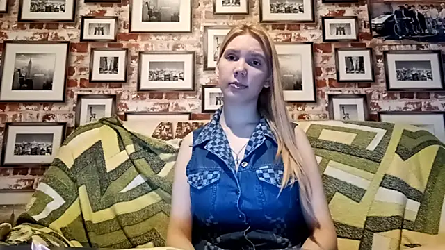 Snapshot of EvieBaggette chatting on 11.25.25 EvieBaggette online show from 11.25.25