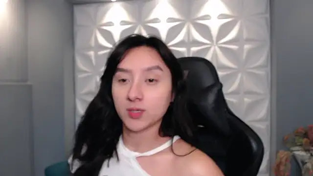 Snapshot of HorneyyQueen chatting on 11.20.25 HorneyyQueen online show from 11.20.25