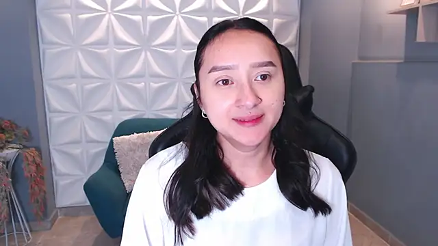 Snapshot of HorneyyQueen chatting on 11.22.25 HorneyyQueen online show from 11.22.25