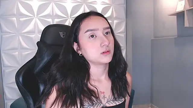 Snapshot of HorneyyQueen chatting on 11.24.25 HorneyyQueen online show from 11.24.25