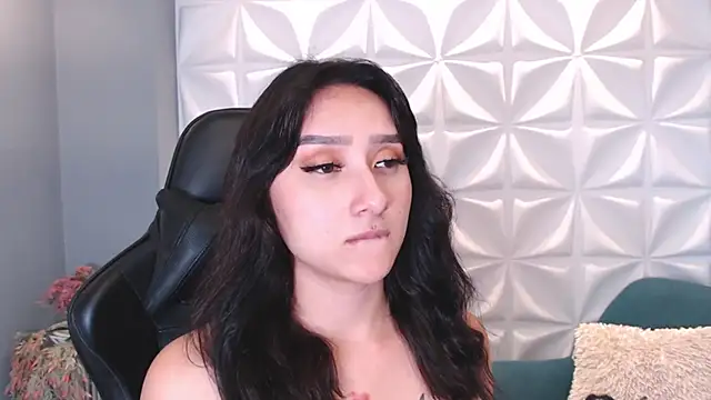 Snapshot of HorneyyQueen chatting on 11.25.25 HorneyyQueen online show from 11.25.25