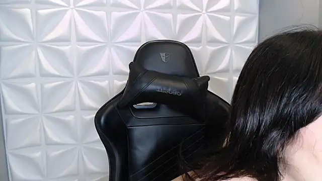 Snapshot of HorneyyQueen chatting on 11.27.25 HorneyyQueen online show from 11.27.25