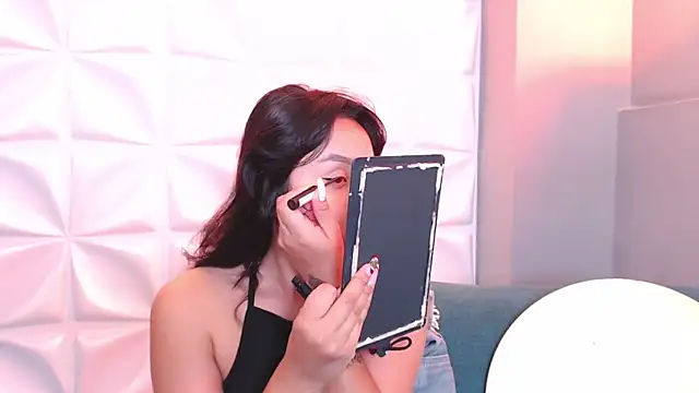 Snapshot of HorneyyQueen chatting on 11.29.25 HorneyyQueen online show from 11.29.25