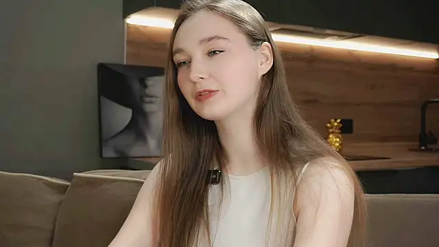 Snapshot of Eliravelvet chatting on 11.18.25 Eliravelvet online show from 11.18.25