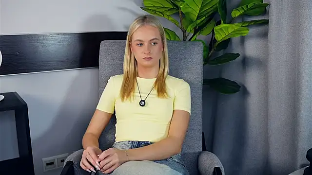 Snapshot of TheresaBreth chatting on 11.18.25 TheresaBreth online show from 11.18.25