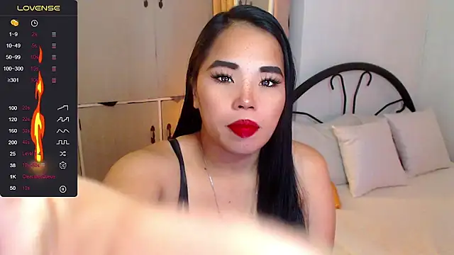 Snapshot of SquirtyLillyx chatting on 11.24.25 SquirtyLillyx online show from 11.24.25