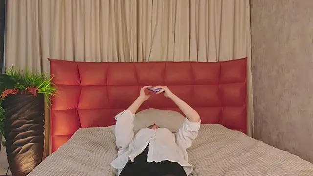 VelvetNyxen online show from 12.19.25