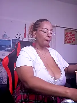 Snapshot of LaReineCleo chatting on 03.27.26 LaReineCleo online show from 03.27.26