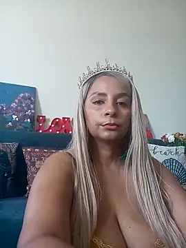 Snapshot of LaReineCleo chatting on 04.01.26 LaReineCleo online show from 04.01.26