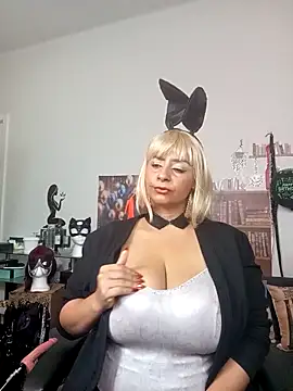 Snapshot of LaReineCleo chatting on 04.04.26 LaReineCleo online show from 04.04.26