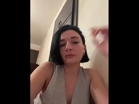 Snapshot of Pineapple chatting on 11.21.25 Pineapple online show from 11.21.25