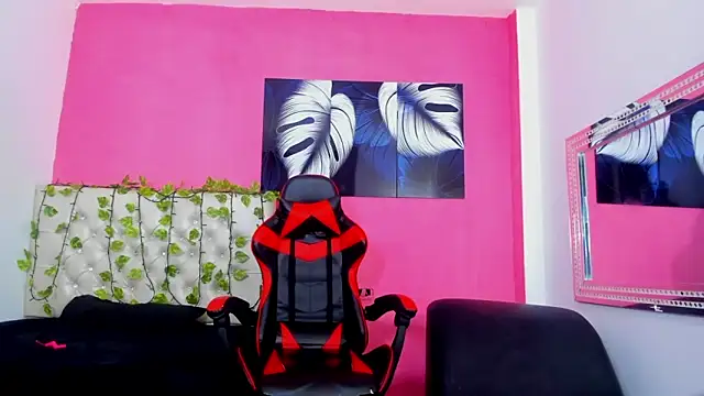 Snapshot of MiaAndTeylor chatting on 11.20.25 MiaAndTeylor online show from 11.20.25