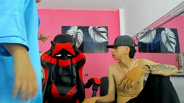 Snapshot of MiaAndTeylor chatting on 11.22.25 MiaAndTeylor online show from 11.22.25