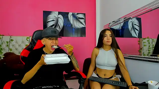 Snapshot of MiaAndTeylor chatting on 11.23.25 MiaAndTeylor online show from 11.23.25