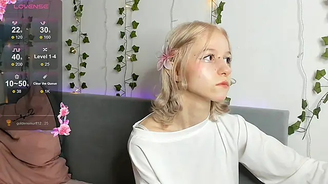 Snapshot of Annyme0w chatting on 11.30.25 Annyme0w online show from 11.30.25