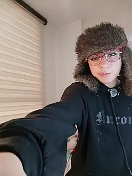 Snapshot of Apolo_Ushi chatting on 11.21.25 Apolo Ushi online show from 11.21.25