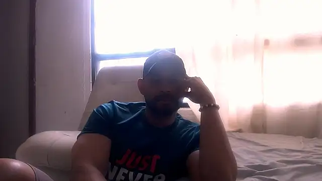 Snapshot of musclehetero chatting on 11.23.25 musclehetero online show from 11.23.25