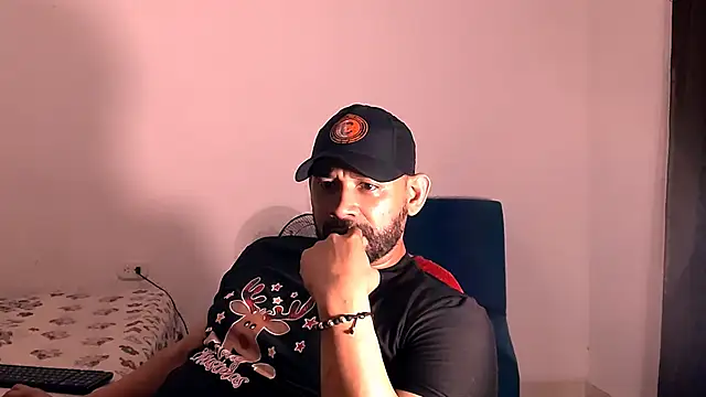 Snapshot of musclehetero chatting on 11.24.25 musclehetero online show from 11.24.25