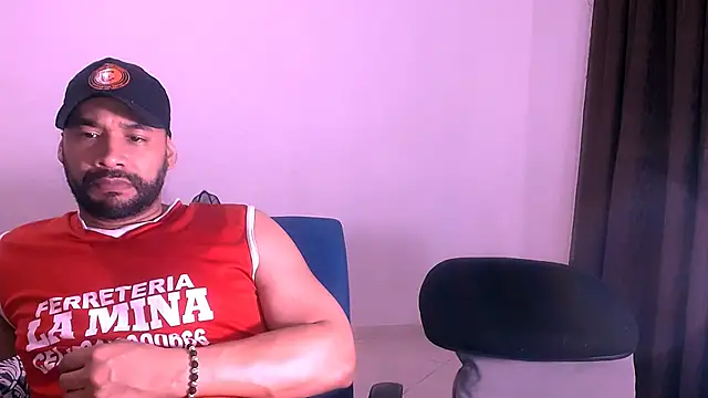 Snapshot of musclehetero chatting on 11.26.25 musclehetero online show from 11.26.25