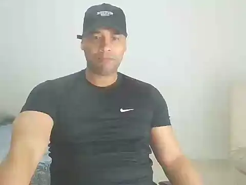 Snapshot of musclehetero chatting on 12.01.25 musclehetero online show from 12.01.25