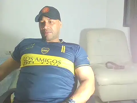 Snapshot of musclehetero chatting on 12.02.25 musclehetero online show from 12.02.25