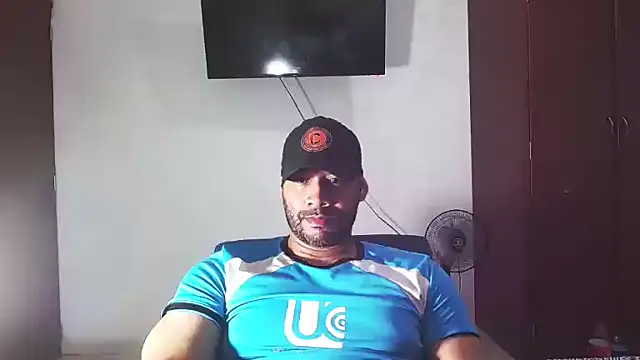 Snapshot of musclehetero chatting on 12.15.25 musclehetero online show from 12.15.25