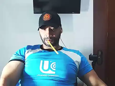 Snapshot of musclehetero chatting on 12.16.25 musclehetero online show from 12.16.25