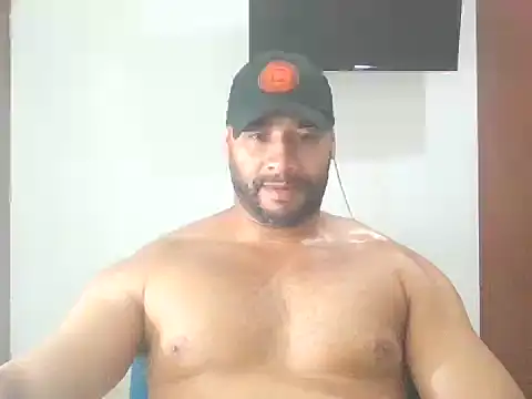 Snapshot of musclehetero chatting on 12.18.25 musclehetero online show from 12.18.25