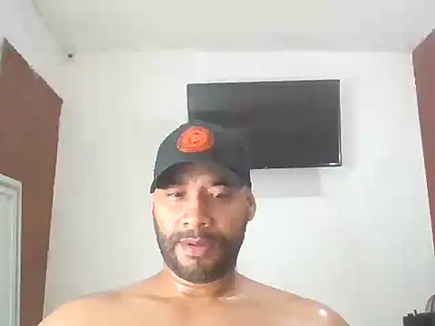 Snapshot of musclehetero chatting on 12.20.25 musclehetero online show from 12.20.25