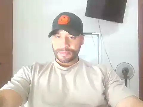 Snapshot of musclehetero chatting on 12.21.25 musclehetero online show from 12.21.25