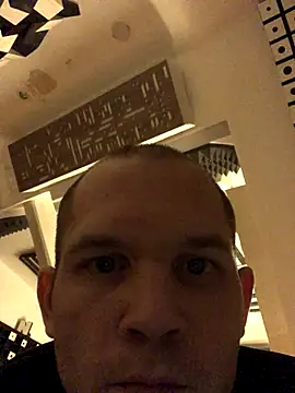 Snapshot of Spielzeugtwink chatting on 11.19.25 Spielzeugtwink online show from 11.19.25