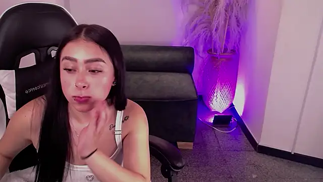 Snapshot of vallolett chatting on 11.20.25 vallolett online show from 11.20.25