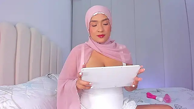 Snapshot of Amira-Zahra chatting on 04.26.26 Amira-Zahra online show from 04.26.26