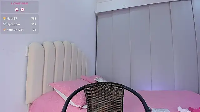 Snapshot of Amira-Zahra chatting on 05.27.26 Amira-Zahra online show from 05.27.26