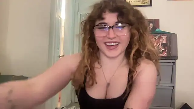 Snapshot of ariapeachy chatting on 12.01.25 ariapeachy online show from 12.01.25