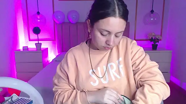 Snapshot of Alice_Sinclair_ chatting on 11.25.25 Alice Sinclair online show from 11.25.25