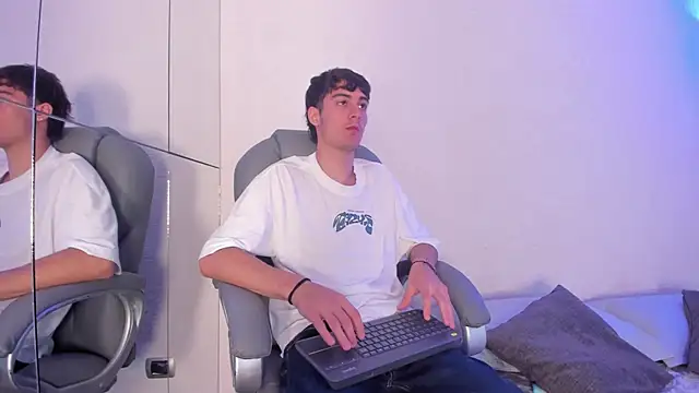 Snapshot of Emir_Ozan_ chatting on 11.21.25 Emir Ozan online show from 11.21.25